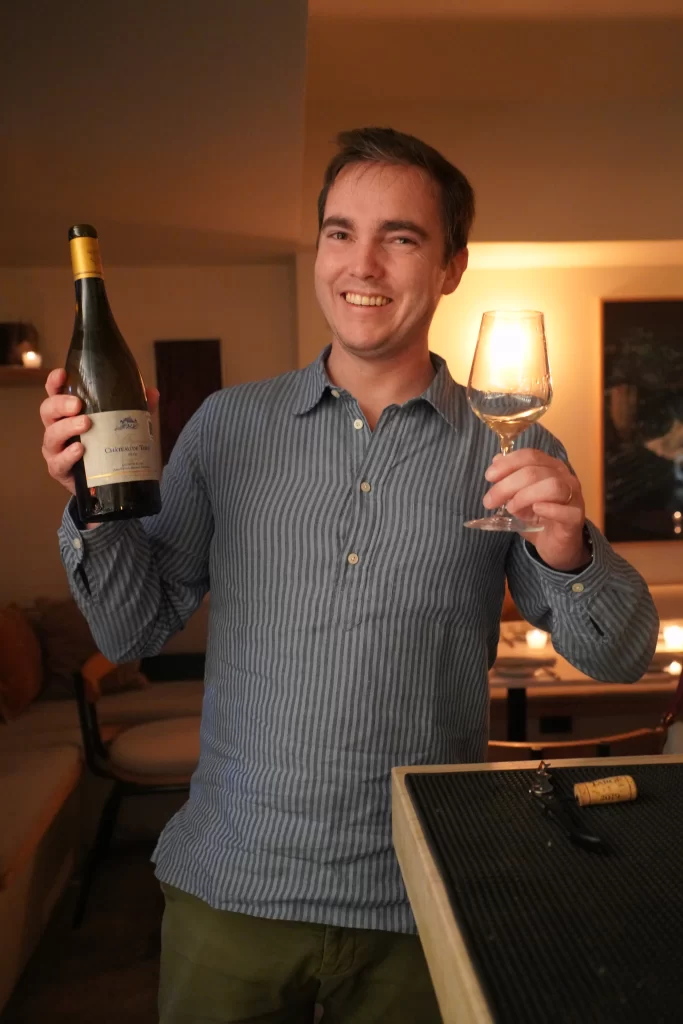 Paul Targé, dueño del Château de Targé, (bodega de Saumur en la Loire), con su botella y una copa en NIV.