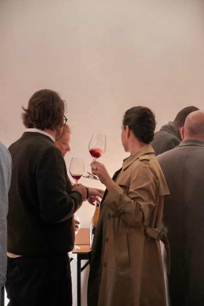 Una pareja elegante y misteriosa con sus copas de vino en el Evento petit del Festival Climats 2026