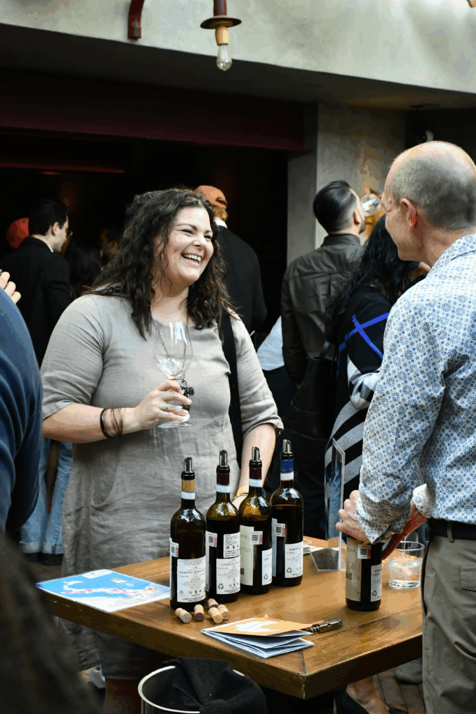 Gabriele, de la bodega italiana Giuseppe Cortese, esta hablando con una cliente en un evento de Guadalajara. Esta compartiendo sus vinos y su filosofía.
