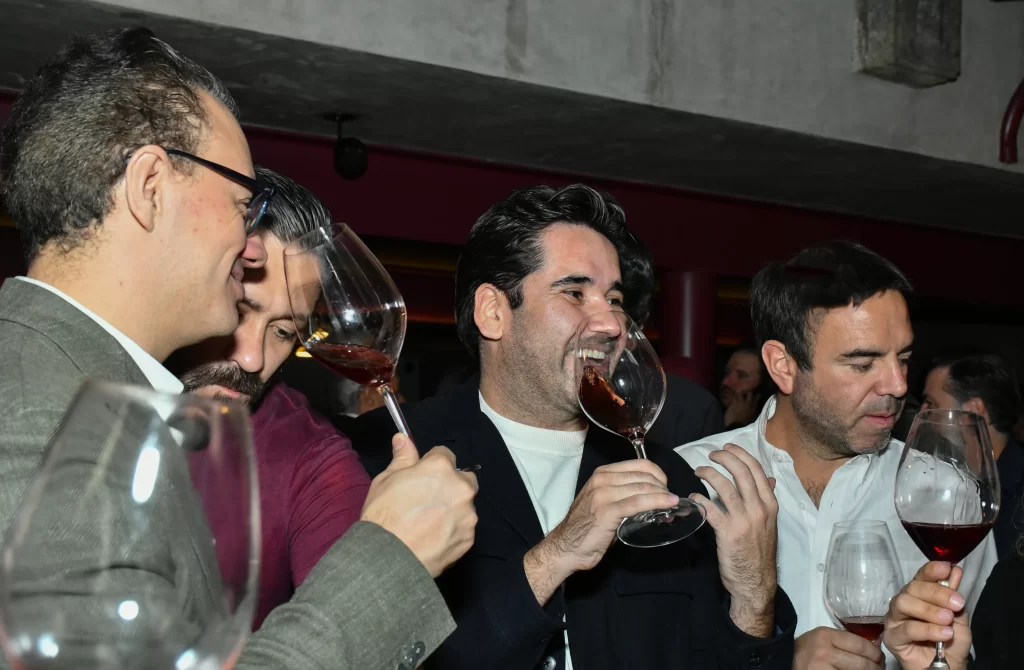 Clientes de Climats catando unos vinos y interactuando.