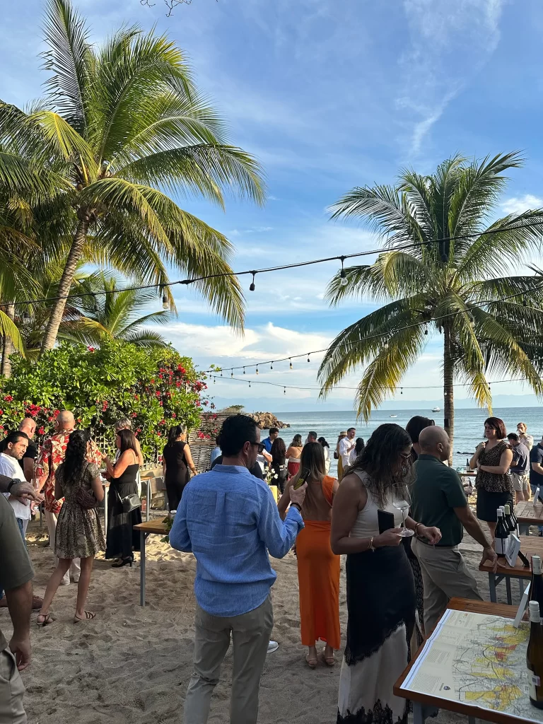 Clientes VIP disfrutando copas de vino en la playa de Punta Mita, en frente al océano