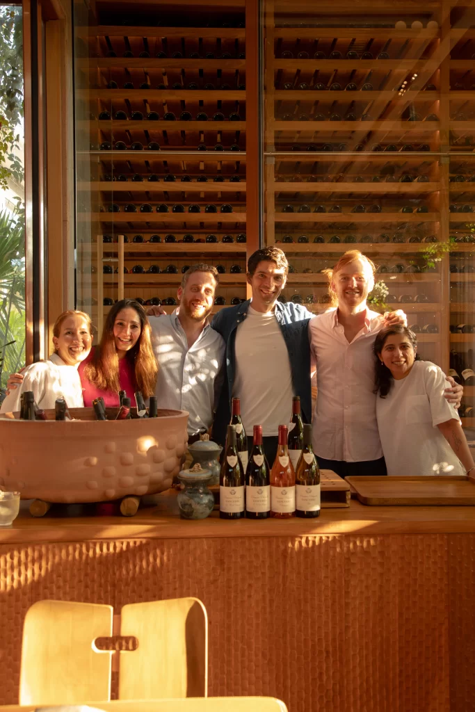 Los productores Matthieu Delaporte (Sancerre) y la pareja Michelle et Louis Gonet (Champagne Bernard Gonet) con el equipo de Rubra