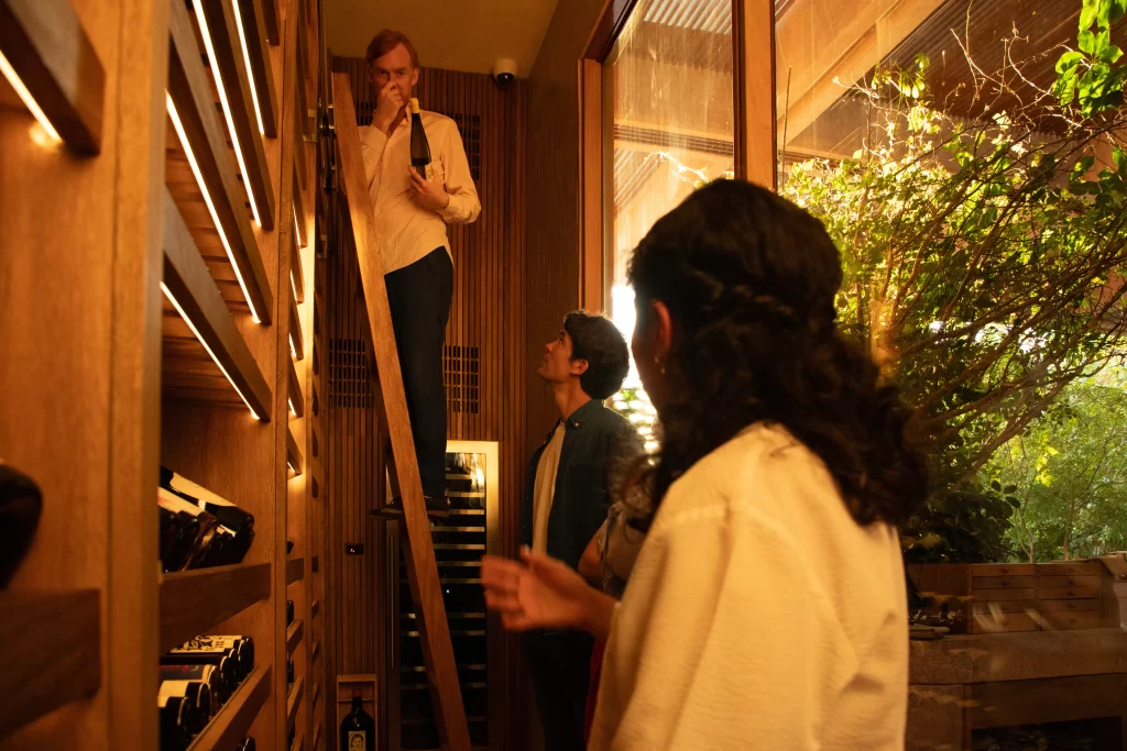 Tanguy de Bodinat en las escaleras de la cava de vinos de Rubra, en Punta Mita