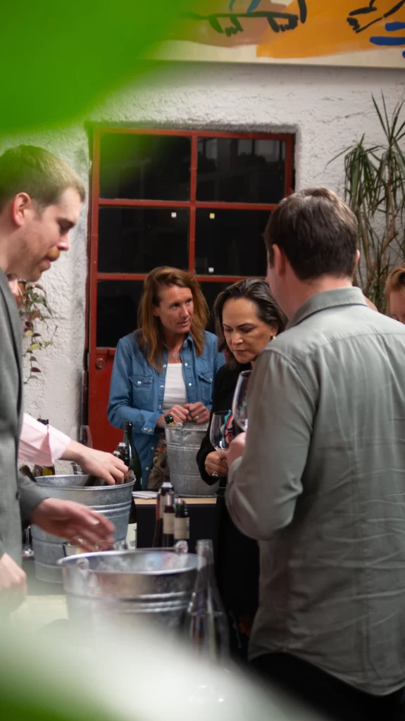 La sommelier Gina Estrada esta catando vinos alemanes de la bodega Burklin Wolf en el evento Trade Tasting del Festival Climats