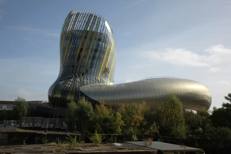 Entender el vino de la region Burdeos : sistema Primeurs, sistema de distribución con courtier y négociant, las que es la place de bordeaux y las clasificaciones de burdeos