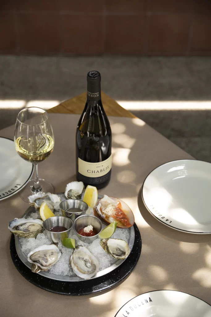 Botella de Chablis de Domaine Pinson con ostras - aprende a maridar Chablis con comida